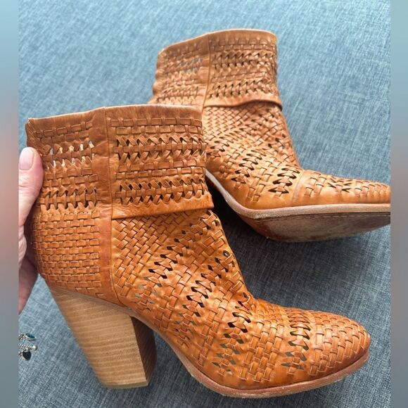 Rag&Bone Leather Newbury Bootie
Boot Tan/Lt.Brown Size 39 - Picture 4 of 16